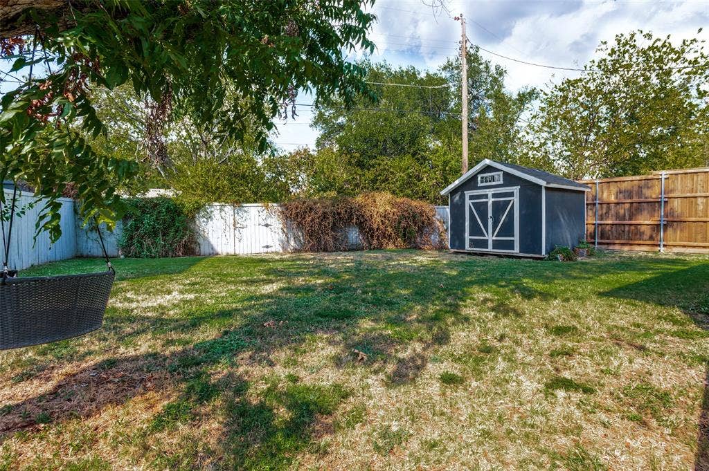 3811 Eaton Drive, Dallas, TX 75220 3811 Eaton - Tom Hughes Team - Backyard