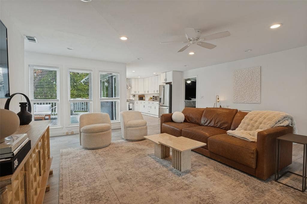 3811 Eaton Drive, Dallas, TX 75220 3811 Eaton - Tom Hughes Team - Living Room