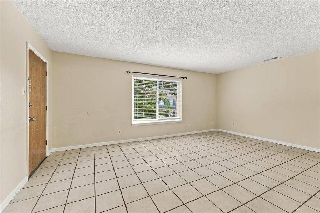 410 W Franklin Street, #5, Waxahachie, TX 75165 Expansive room featuring neutral wall paint and tile flooring