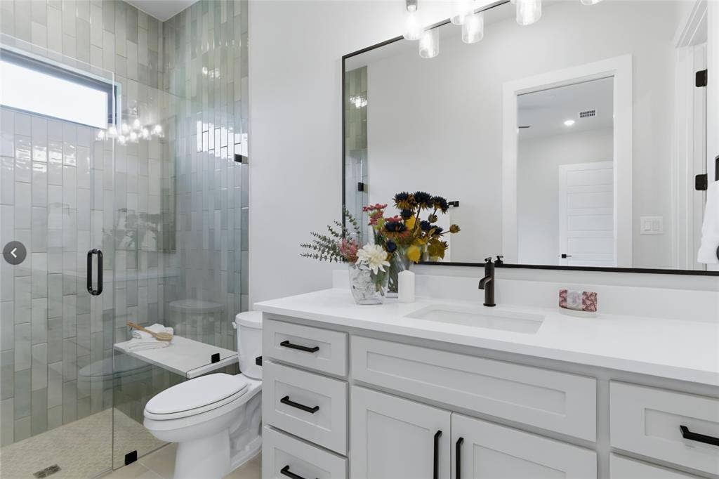 2608 Southbay, Northlake, TX 76226 White shaker-style cabinetry with matte black hardware, dual undermount sinks, and a white countertop