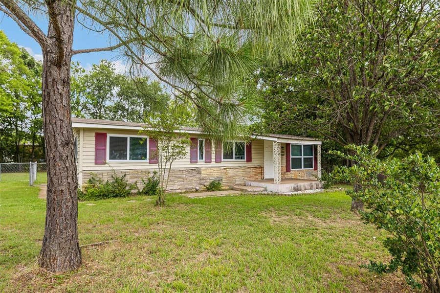 Property photo for 110 W Shadowwood Street, Gun Barrel City, TX