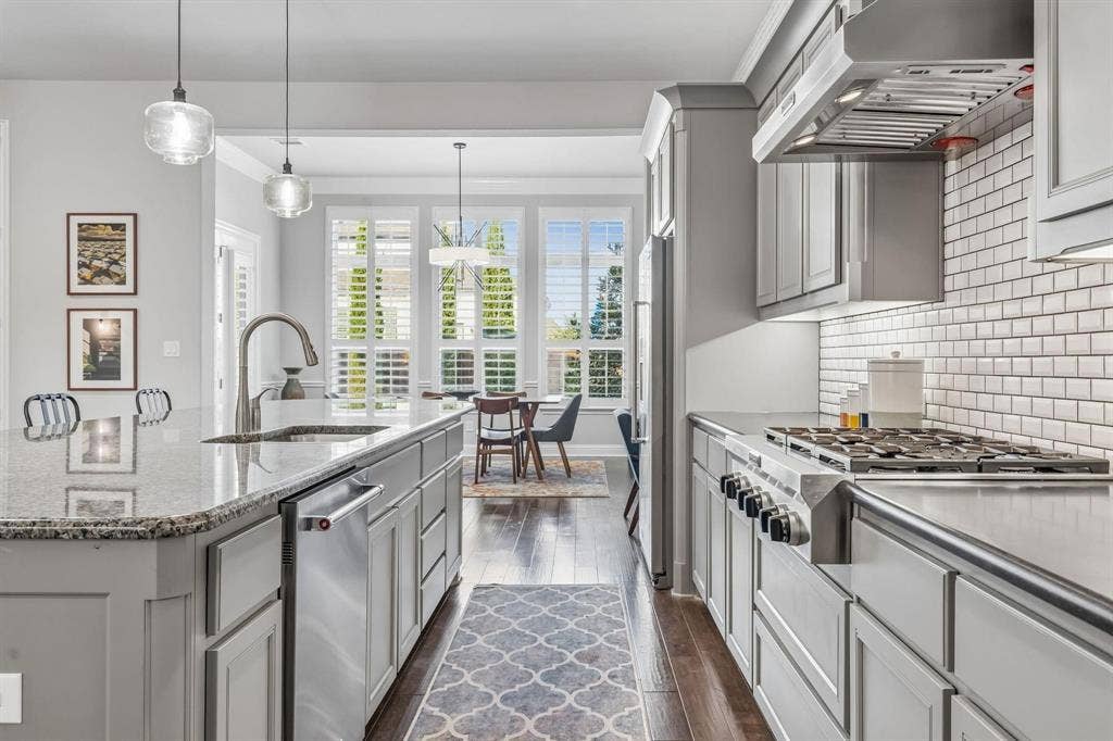 7342 Shoestring Drive, Frisco, TX 75036 Chef-inspired kitchen featuring a commercial-grade 6-burner gas cooktop for effortless gourmet cooking.