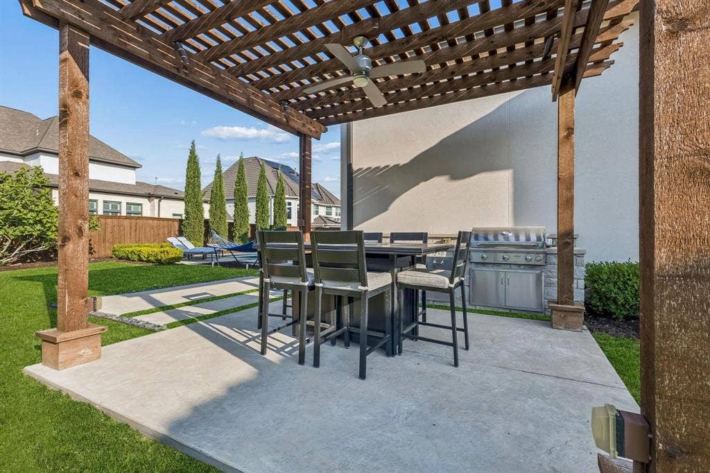 7342 Shoestring Drive, Frisco, TX 75036 Separate pergola with a fully equipped outdoor kitchen creates the perfect space for entertaining family and friends.