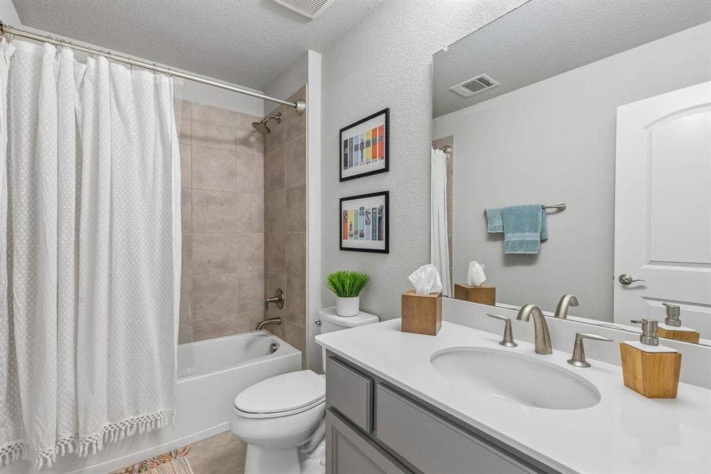 7342 Shoestring Drive, Frisco, TX 75036 Spacious walk-in closet conveniently located just off the ensuite bath.