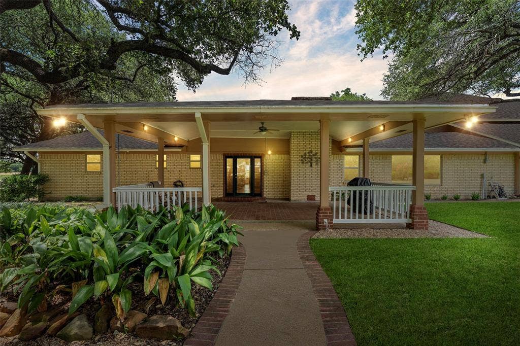 2029 Speegleville Road, Woodway, TX 76712 Expansive covered front porch with recessed lighting