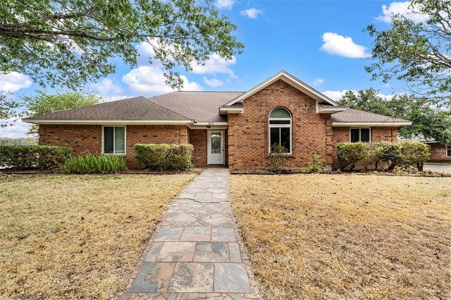 Property photo for 812 Regina Drive, Hewitt, TX