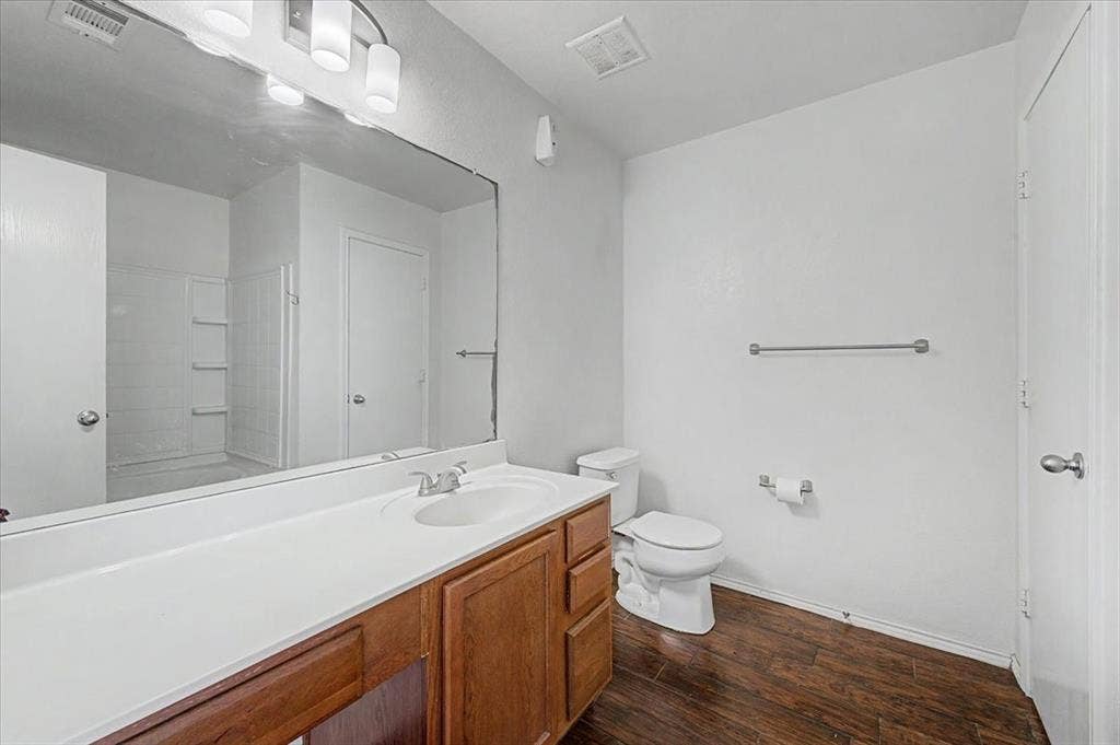 821 Green Heath Avenue, Fort Worth, TX 76120