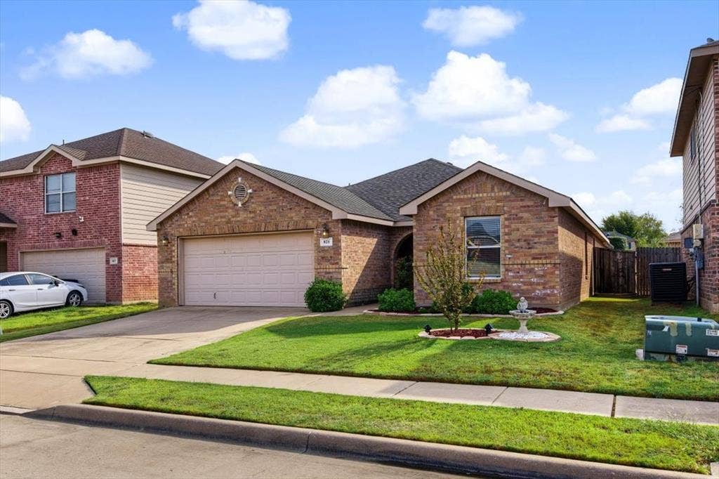 821 Green Heath Avenue, Fort Worth, TX 76120