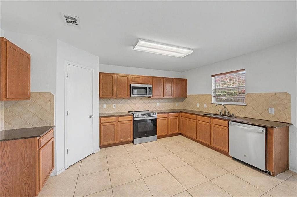 821 Green Heath Avenue, Fort Worth, TX 76120