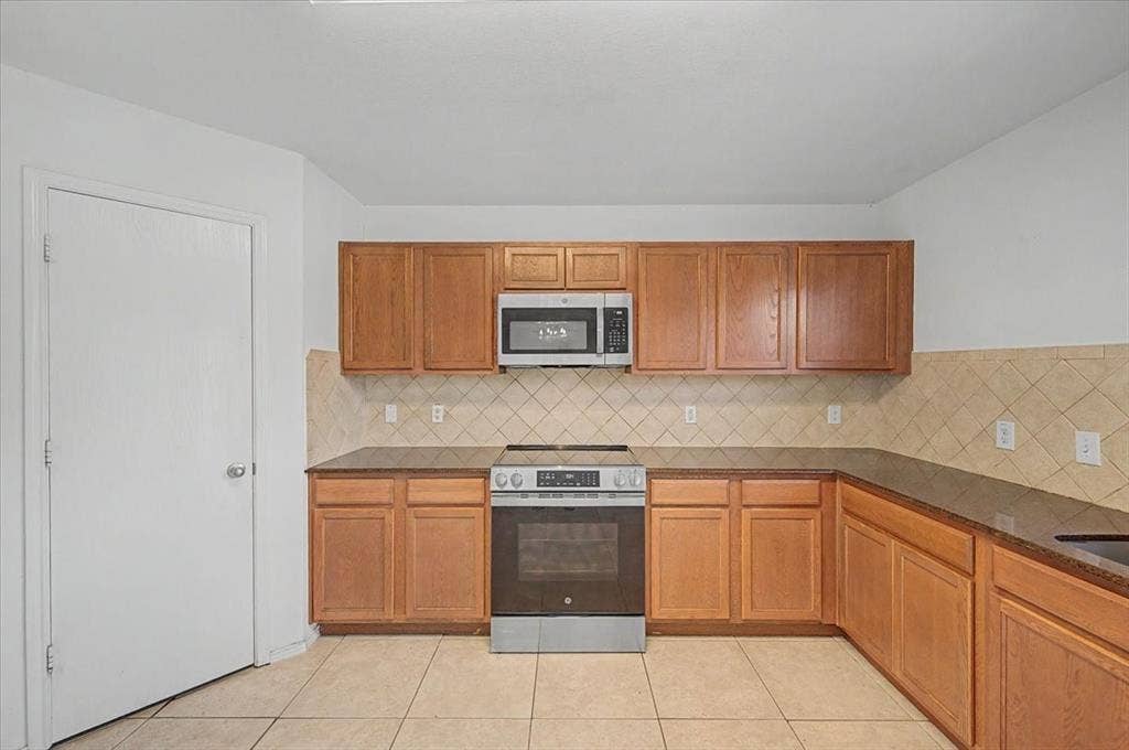 821 Green Heath Avenue, Fort Worth, TX 76120
