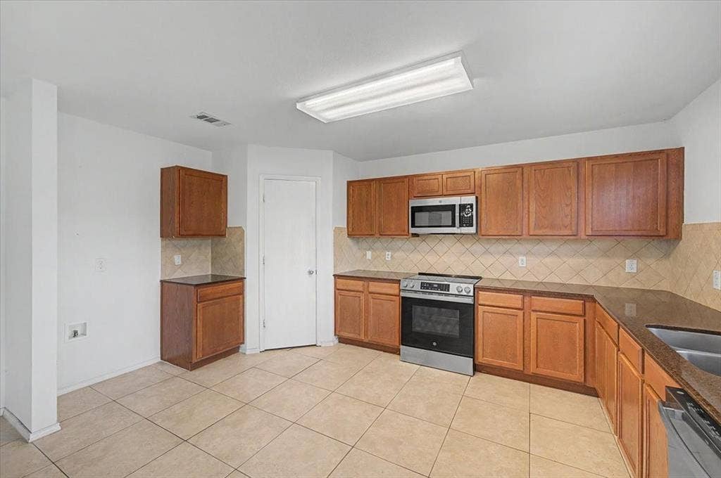 821 Green Heath Avenue, Fort Worth, TX 76120