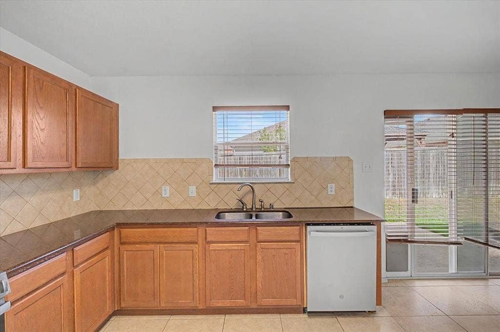821 Green Heath Avenue, Fort Worth, TX 76120