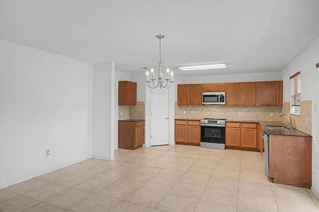 821 Green Heath Avenue, Fort Worth, TX 76120
