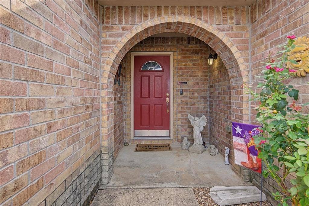 821 Green Heath Avenue, Fort Worth, TX 76120
