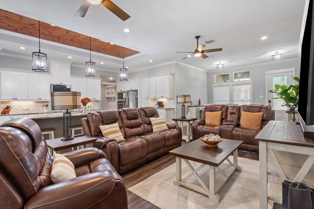 10305 Creekside Lane, Waco, TX 76712 Open-concept living space featuring wood-finish flooring, recessed lighting, and ceiling fans