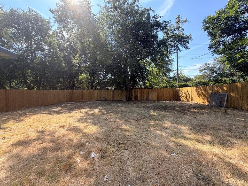 1424 E Parker Road, Plano, TX 75074 Expansive fenced yard with mature trees