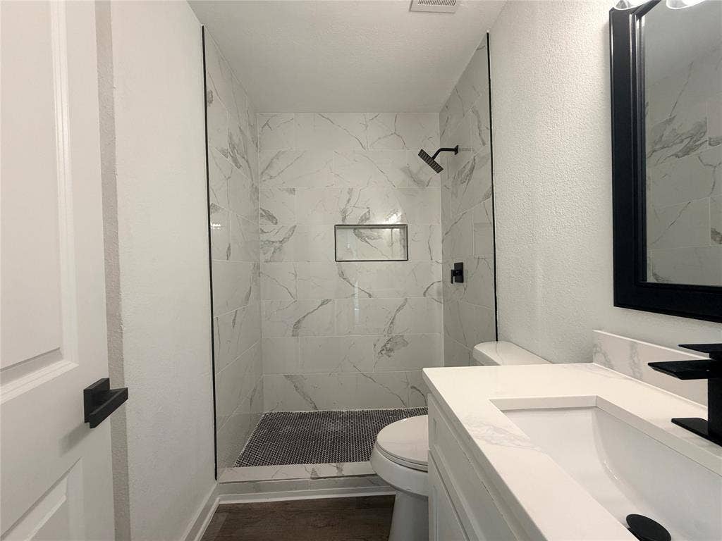 1424 E Parker Road, Plano, TX 75074 Walk-in shower with full-height tile surround and recessed niche