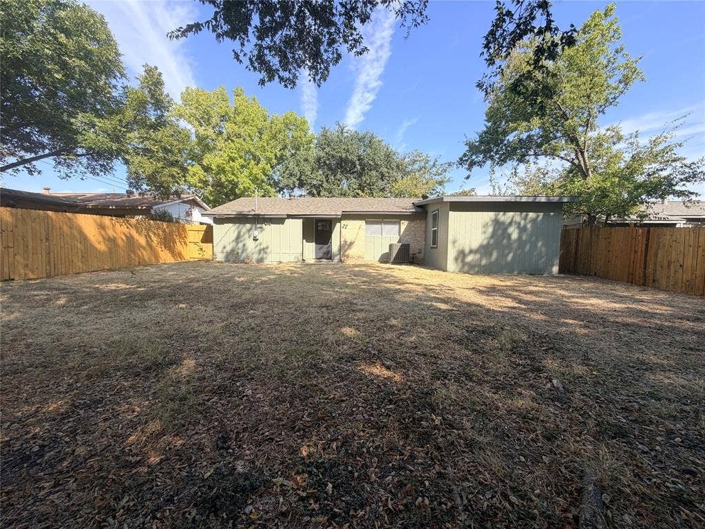 1424 E Parker Road, Plano, TX 75074 Expansive backyard with wood fencing and mature trees