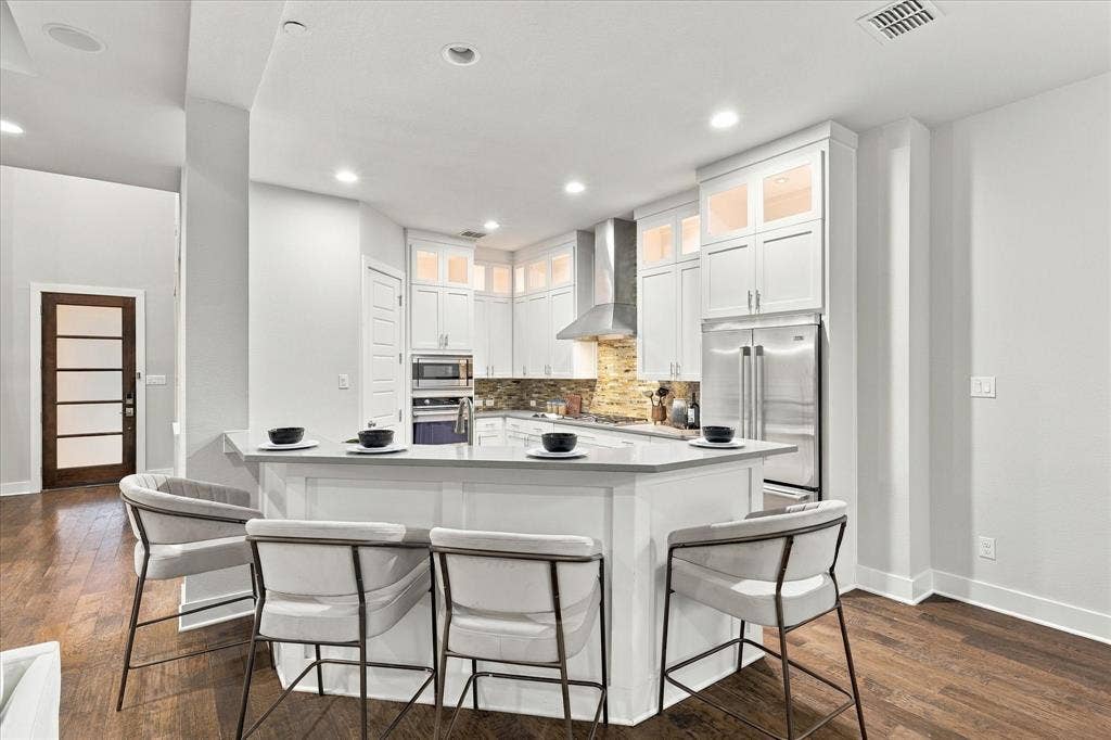 6251 Lakeshore Drive, Dallas, TX 75214 6251 Lakeshore Drive, Dallas, TX 75214