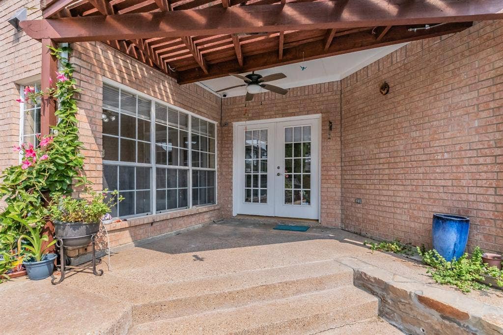 1125 Stone Gate Drive, Irving, TX 75063
