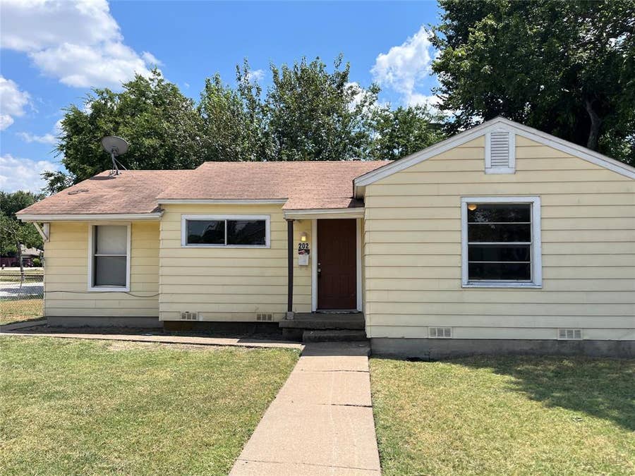 Property photo for 202 W Wheatland Road W, Duncanville, TX