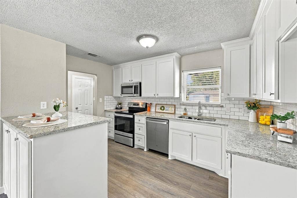 1404 Hillside Drive, Midlothian, TX 76065 Plenty of room for family gatherings.