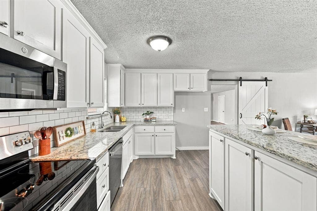 1404 Hillside Drive, Midlothian, TX 76065 Gorgeous BRIGHT kitchen with pantry, granite, SS appliances, and plenty of storage.