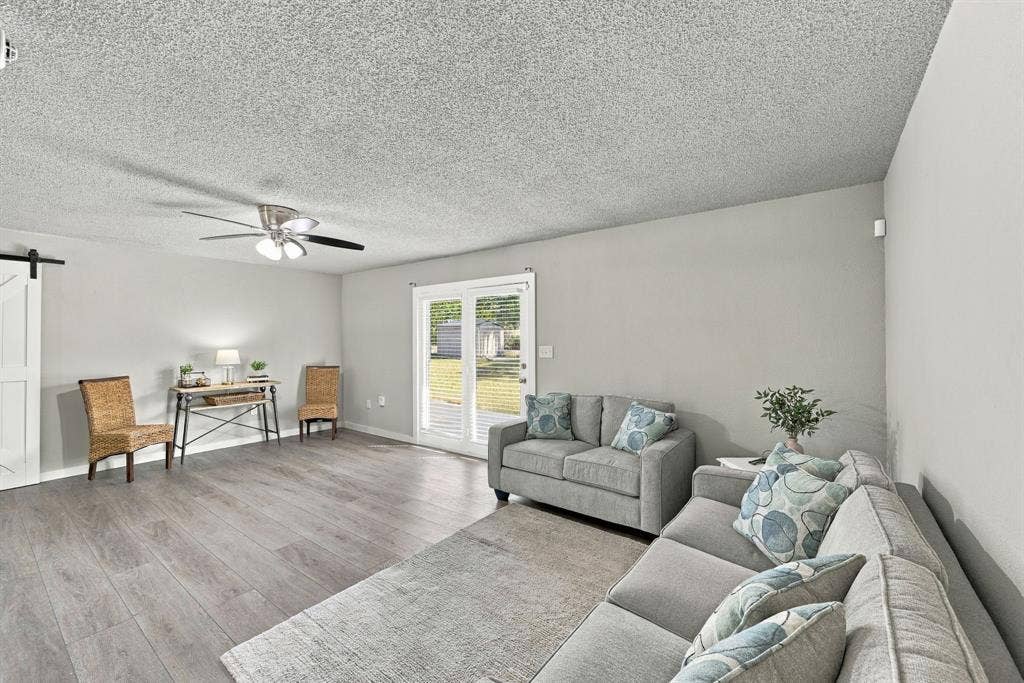 1404 Hillside Drive, Midlothian, TX 76065 1404 Hillside Drive, Midlothian, TX 76065