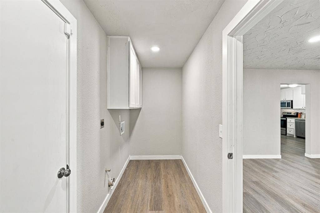 1404 Hillside Drive, Midlothian, TX 76065 Oversized utility room. It is bigger than the picture shows.