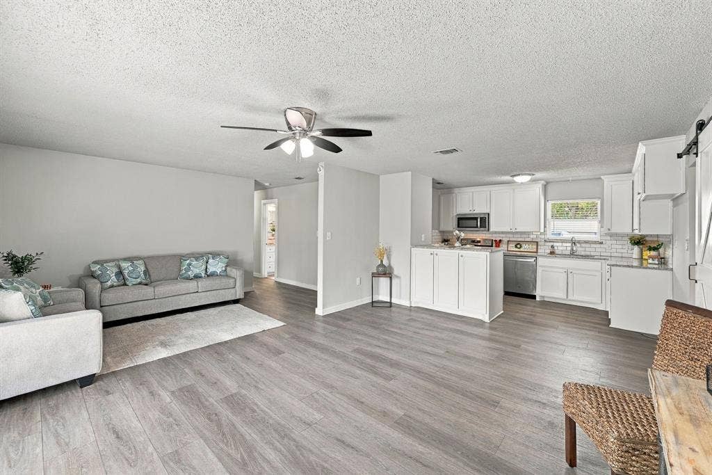 1404 Hillside Drive, Midlothian, TX 76065 1404 Hillside Drive, Midlothian, TX 76065