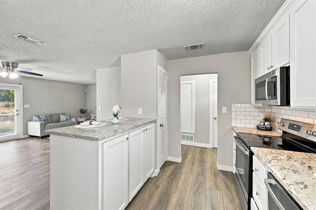 1404 Hillside Drive, Midlothian, TX 76065 Open concept