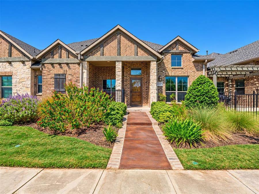 Property photo for 919 Birds Fort Trail, Arlington, TX