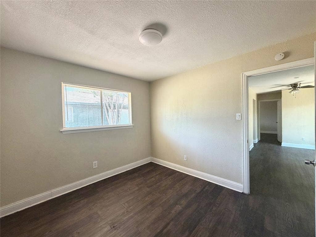 901 Redbird Drive, Irving, TX 75061 901 Redbird Drive, Irving, TX 75061