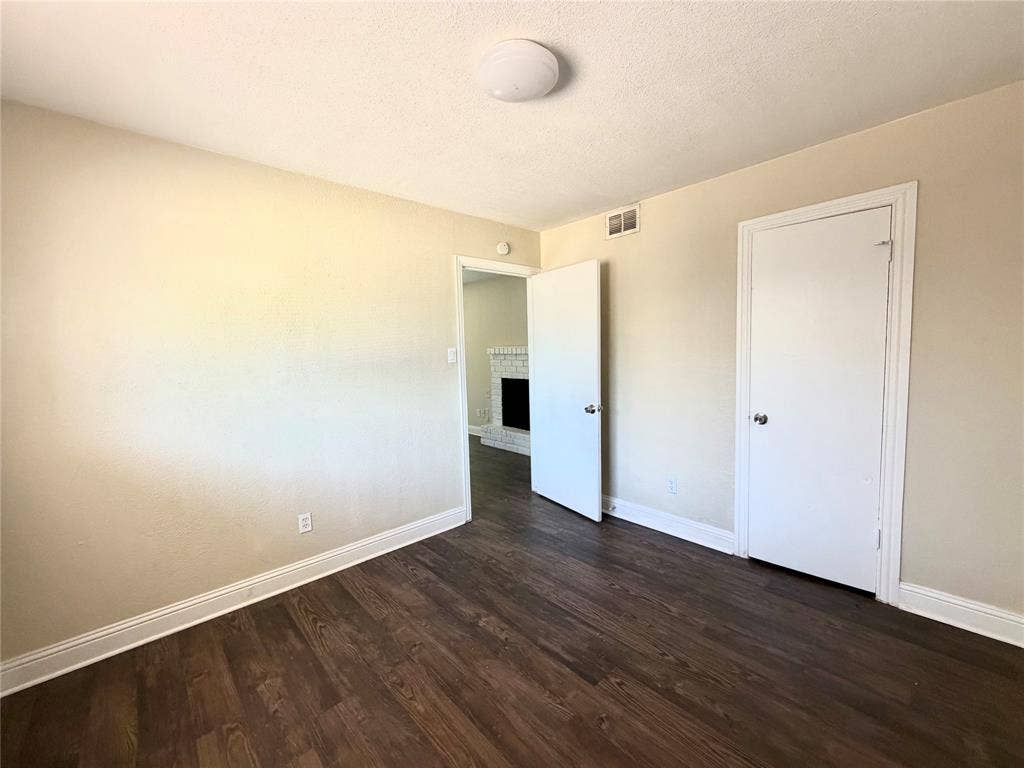 901 Redbird Drive, Irving, TX 75061 901 Redbird Drive, Irving, TX 75061