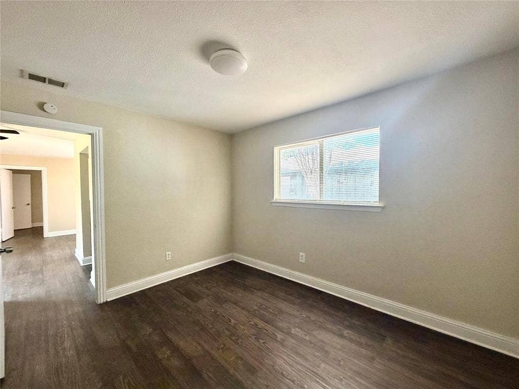901 Redbird Drive, Irving, TX 75061 901 Redbird Drive, Irving, TX 75061