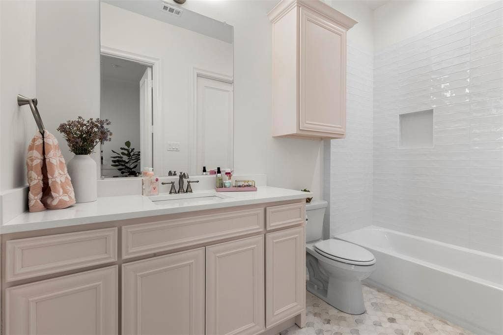 Bed #3 Bathroom with scalloped marble flooring
