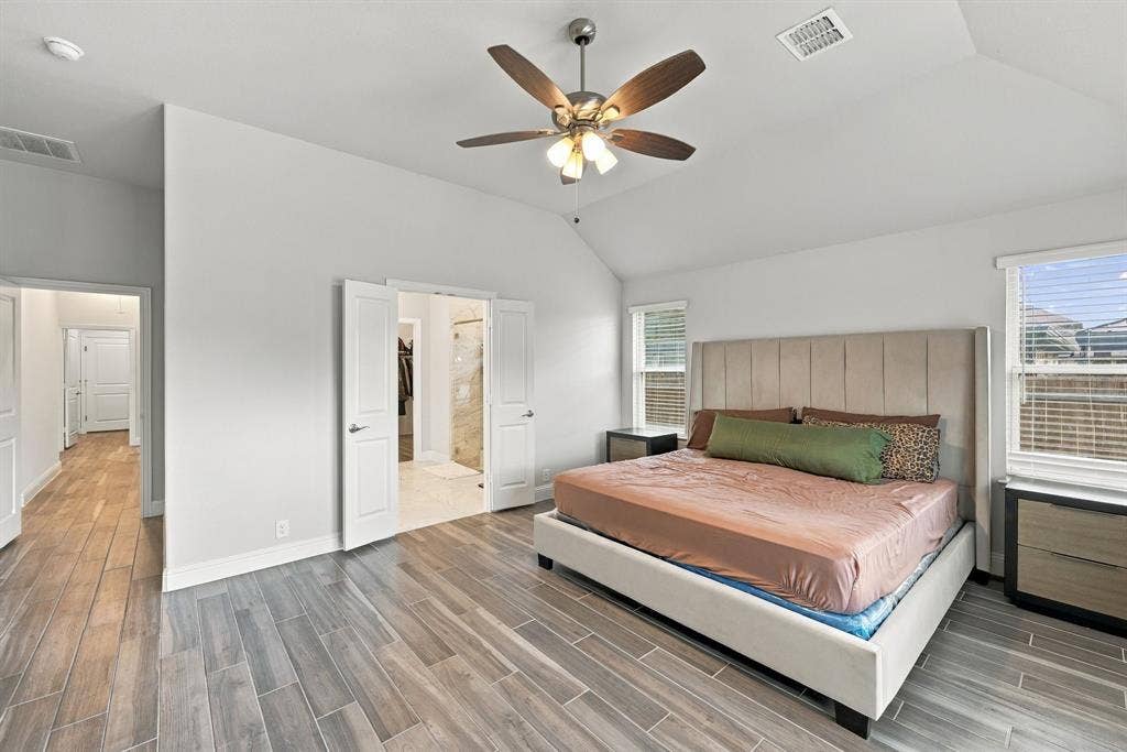 Vaulted ceiling with a ceiling fan