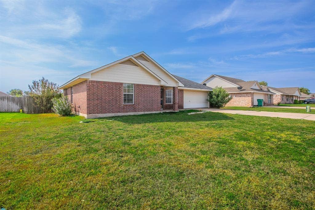 212 Broken Arrow Drive, Lacy Lakeview, TX 76705 212 Broken Arrow Drive, Lacy Lakeview, TX 76705