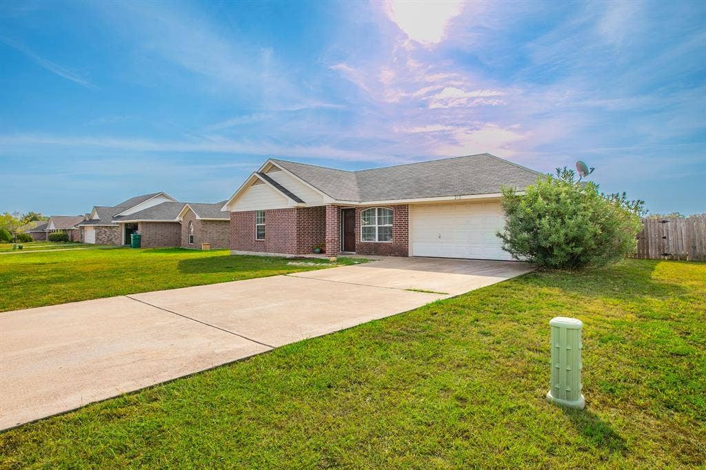 212 Broken Arrow Drive, Lacy Lakeview, TX 76705 212 Broken Arrow Drive, Lacy Lakeview, TX 76705