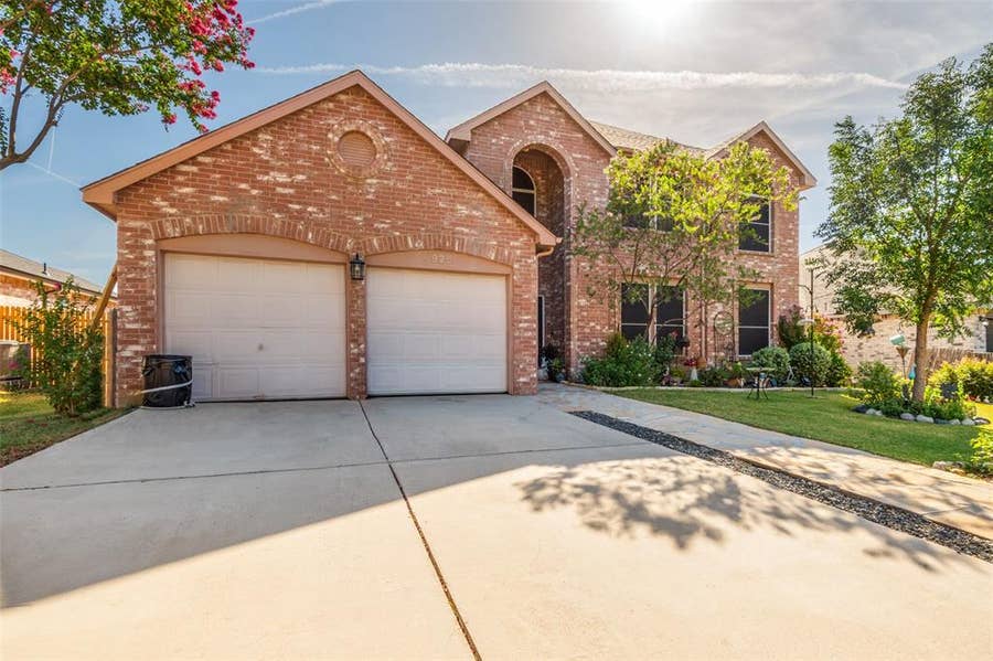 Property photo for 925 Rio Vista Lane, Arlington, TX