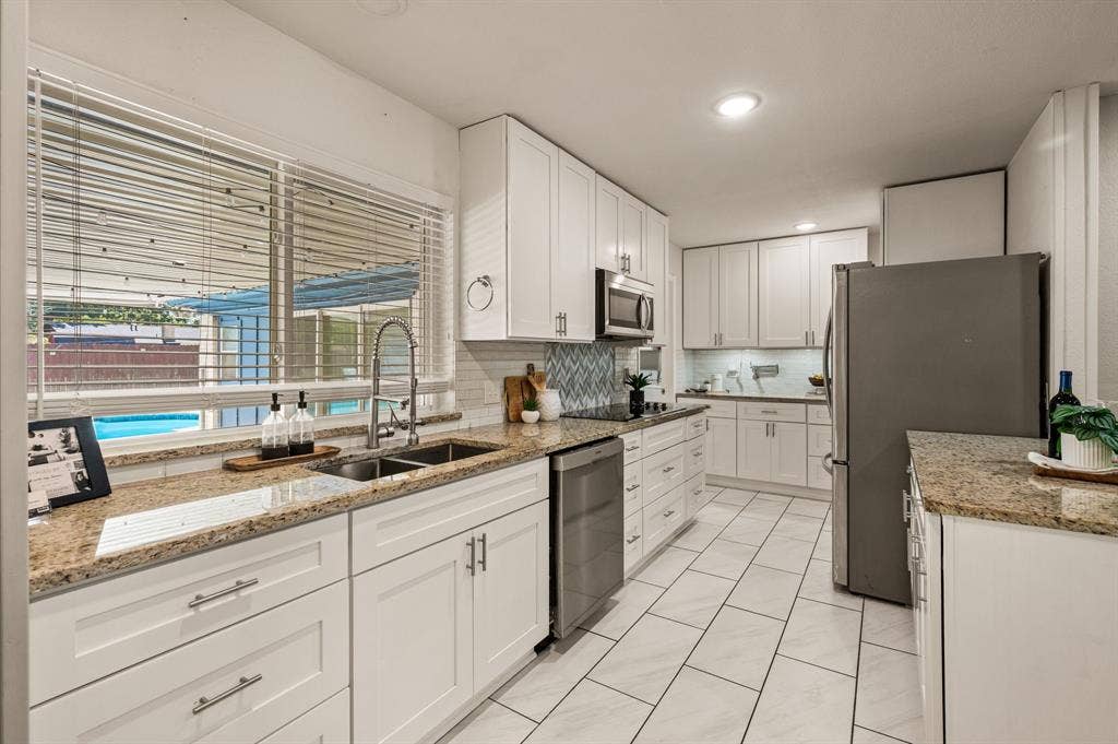 633 Lewis Drive, Hurst, TX 76054