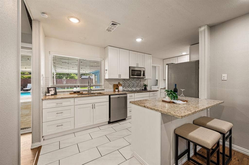 633 Lewis Drive, Hurst, TX 76054