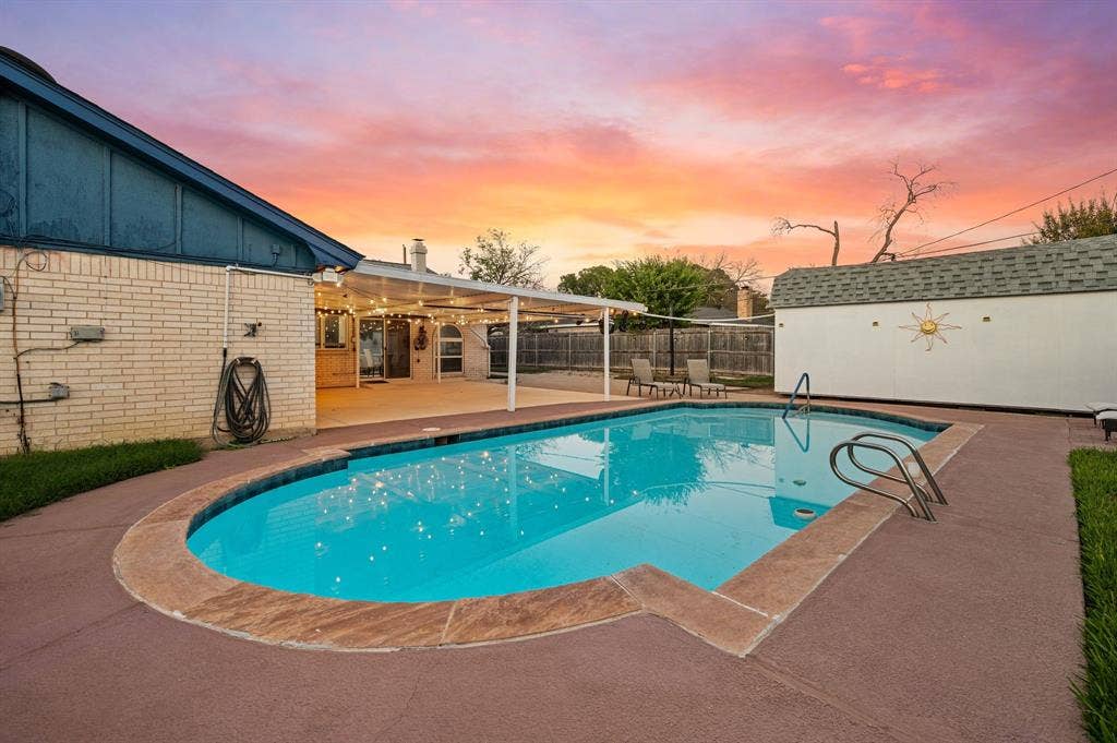 633 Lewis Drive, Hurst, TX 76054