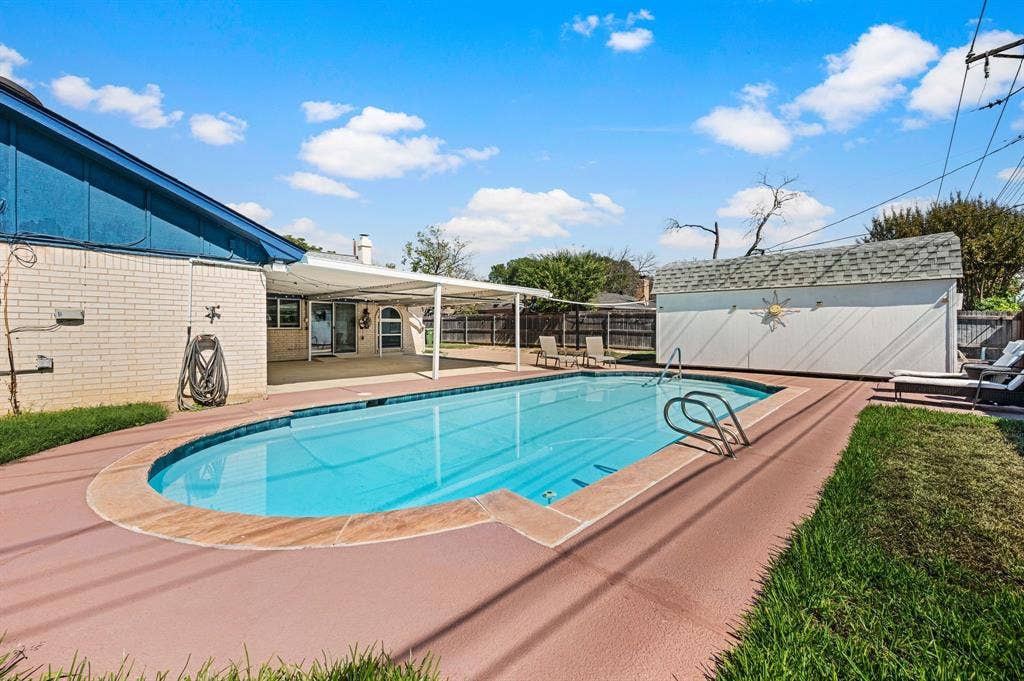 633 Lewis Drive, Hurst, TX 76054