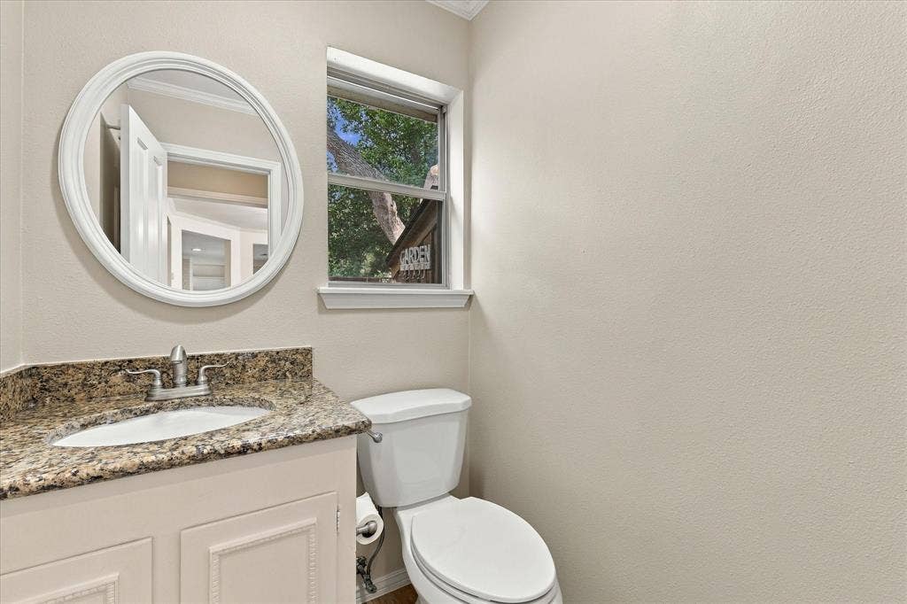2811 Reedcroft Drive, Farmers Branch, TX 75234 Half bath off the kitchen