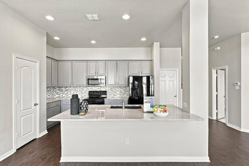 4018 Milan Drive, Irving, TX 75038 4018 Milan Drive, Irving, TX 75038