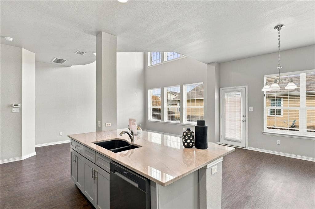 4018 Milan Drive, Irving, TX 75038 4018 Milan Drive, Irving, TX 75038