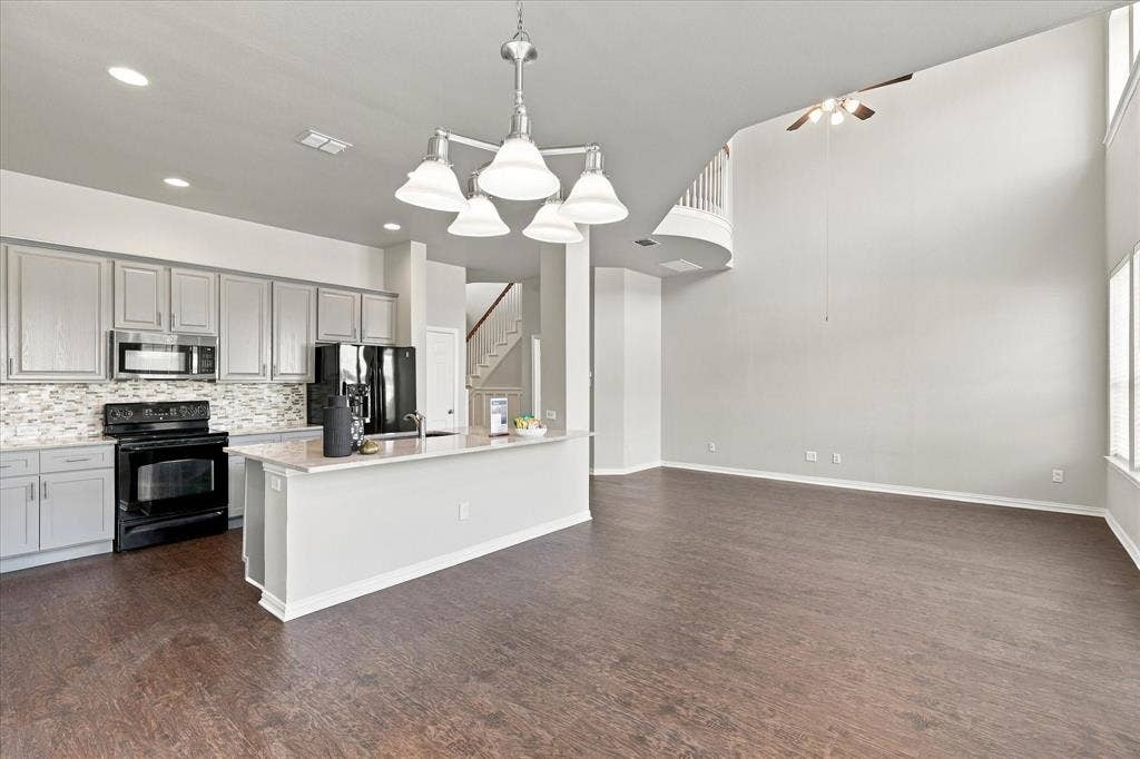4018 Milan Drive, Irving, TX 75038 4018 Milan Drive, Irving, TX 75038