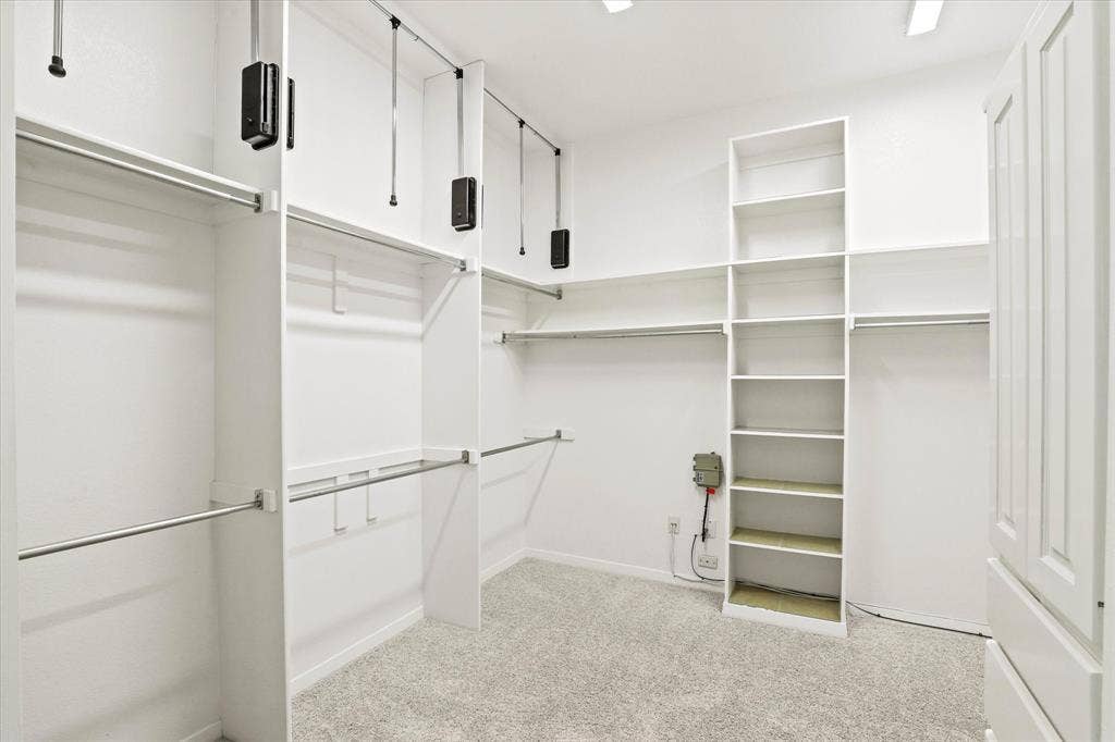 5872 Bridle Bend Court, Plano, TX 75093 Primary closet.