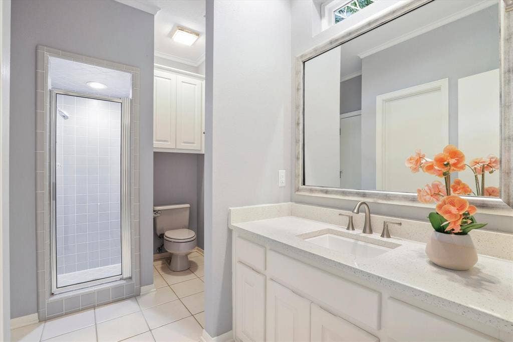 5872 Bridle Bend Court, Plano, TX 75093 Second bathroom upstairs.